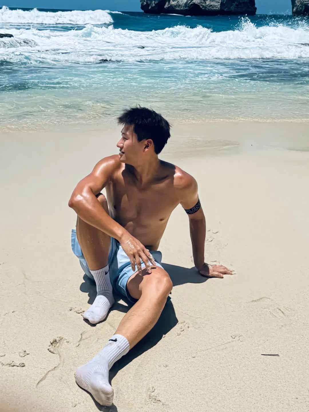 图片[1]-重庆黑皮筋肉崽儿海边玩水，白袜黏脚底算什么？性感才是王道！-小蓝短视频