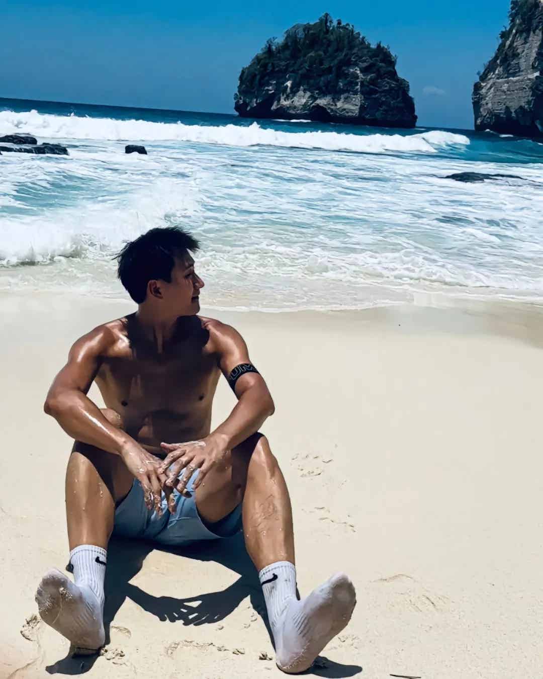 图片[3]-重庆黑皮筋肉崽儿海边玩水，白袜黏脚底算什么？性感才是王道！-小蓝短视频