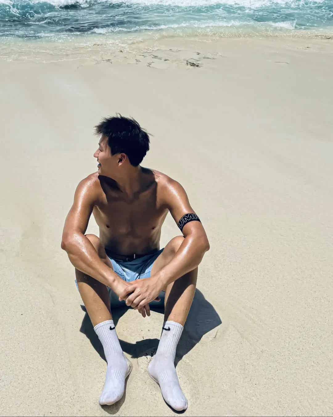 图片[4]-重庆黑皮筋肉崽儿海边玩水，白袜黏脚底算什么？性感才是王道！-小蓝短视频