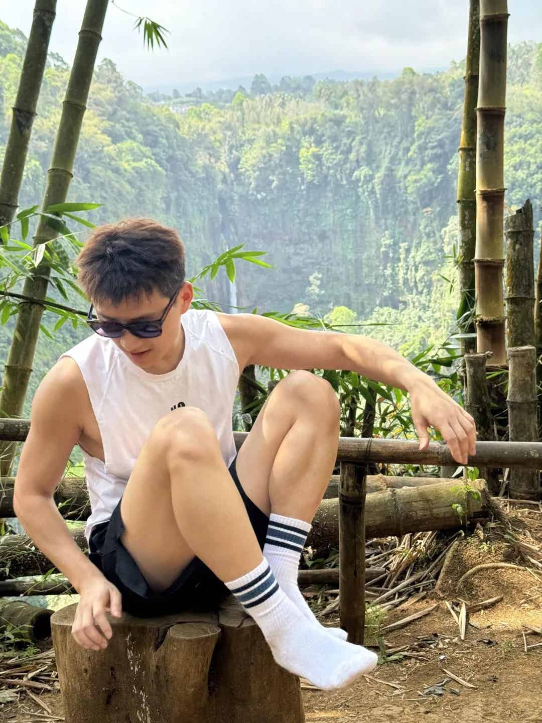 图片[6]-重庆黑皮筋肉崽儿海边玩水，白袜黏脚底算什么？性感才是王道！-小蓝短视频