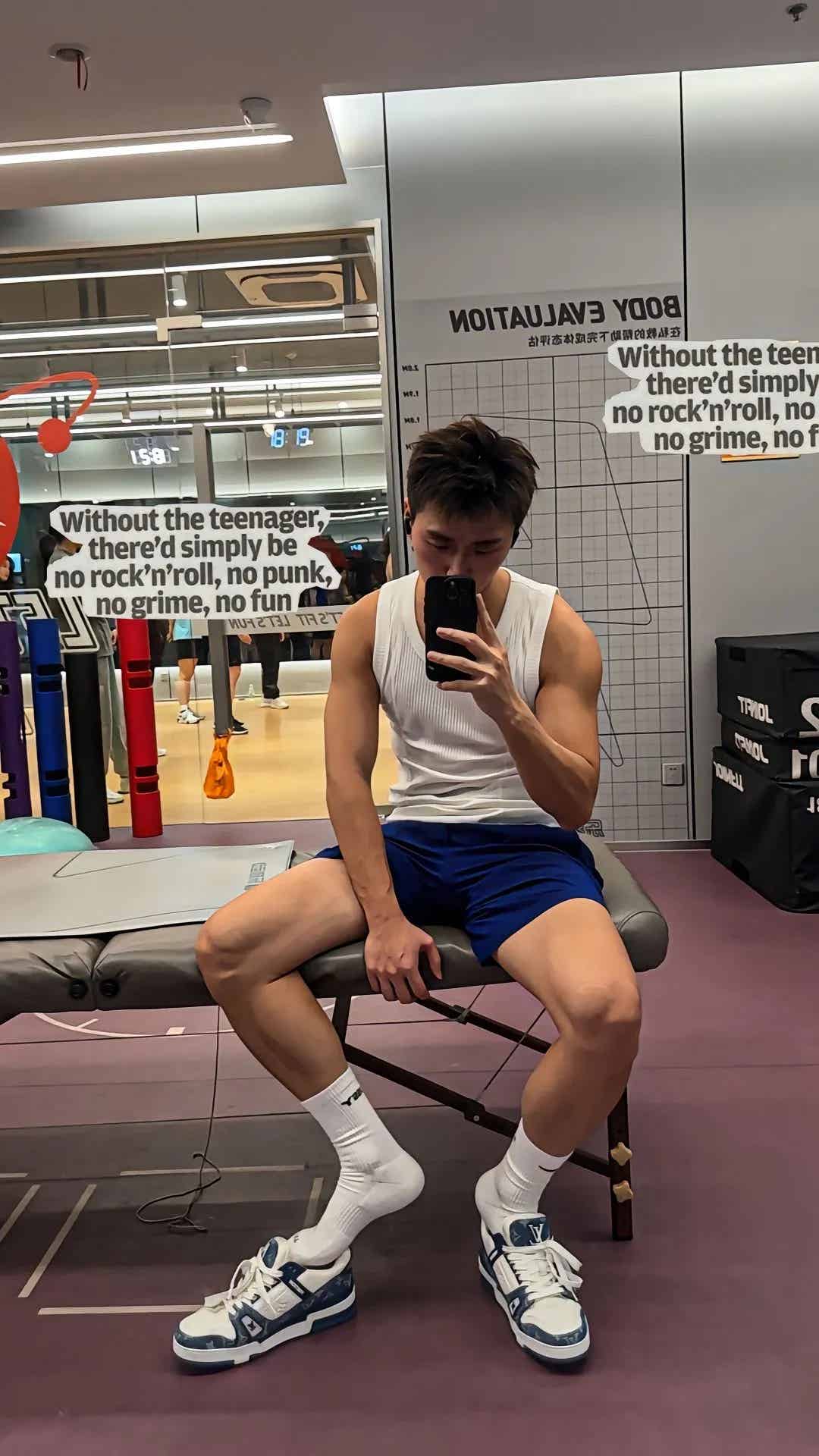 图片[10]-重庆黑皮筋肉崽儿海边玩水，白袜黏脚底算什么？性感才是王道！-小蓝短视频