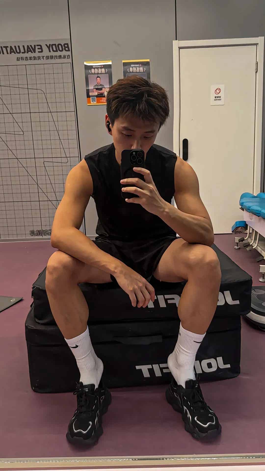 图片[12]-重庆黑皮筋肉崽儿海边玩水，白袜黏脚底算什么？性感才是王道！-小蓝短视频