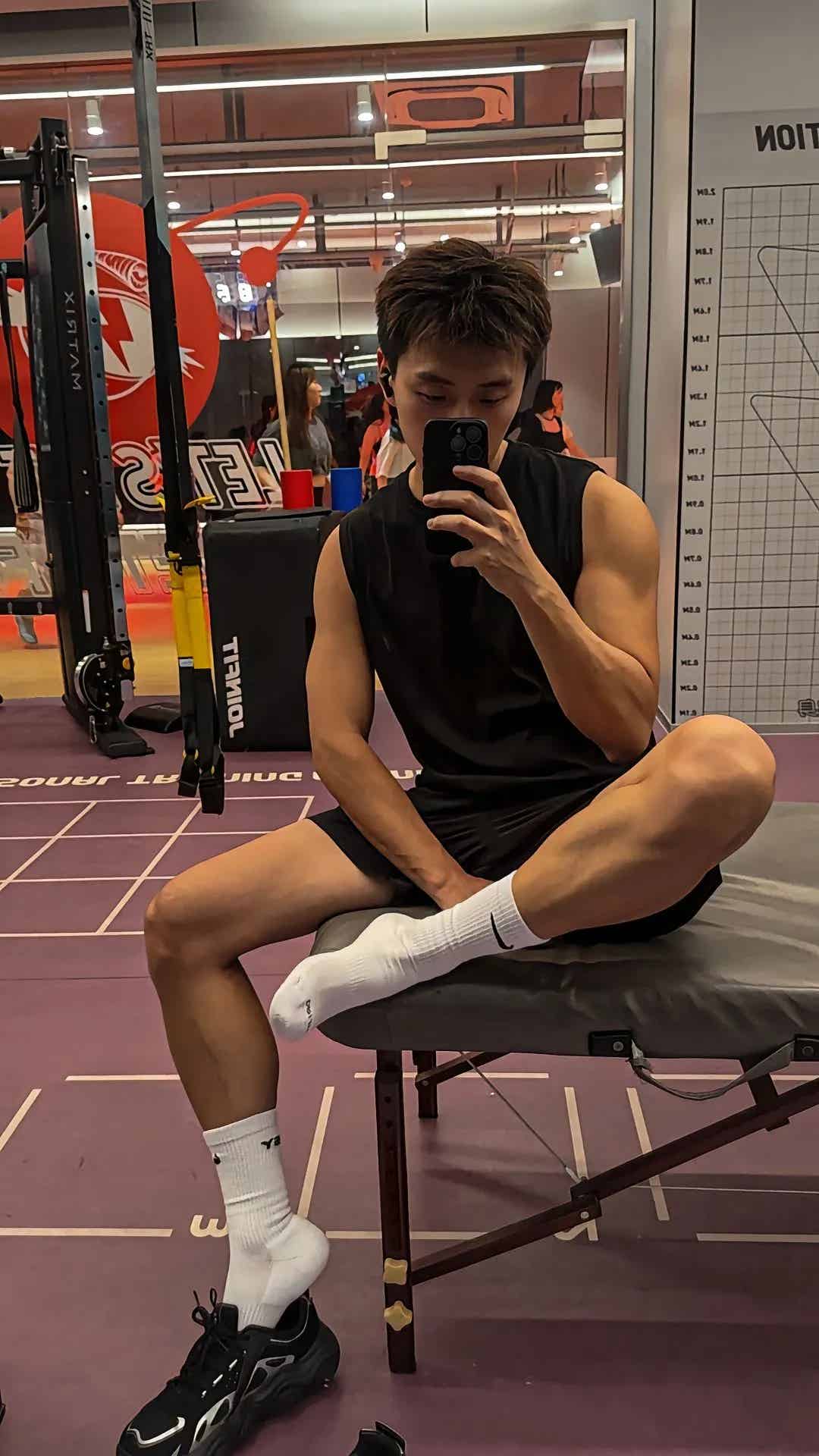 图片[13]-重庆黑皮筋肉崽儿海边玩水，白袜黏脚底算什么？性感才是王道！-小蓝短视频