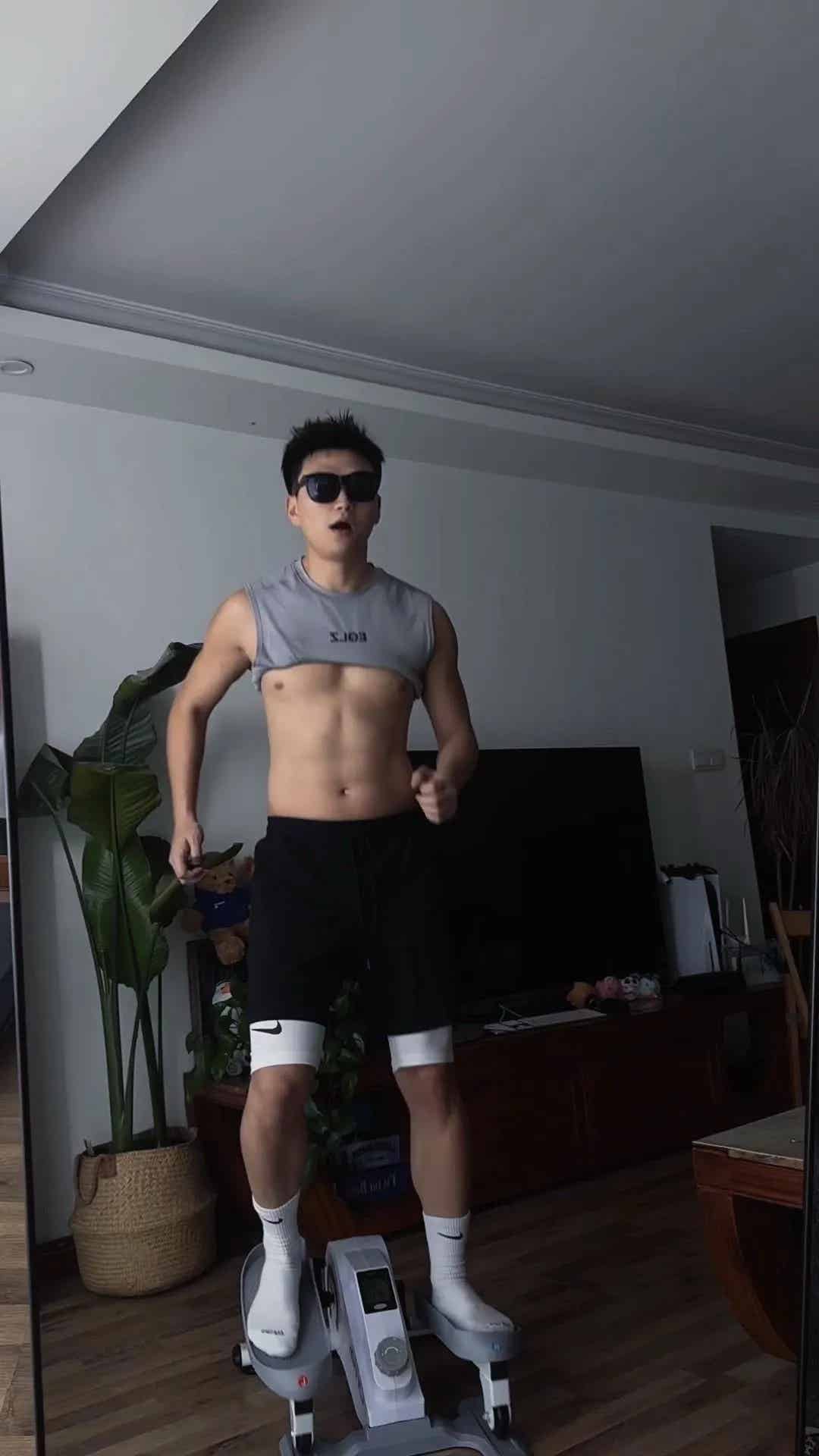 重庆黑皮筋肉崽儿海边玩水，白袜黏脚底算什么？性感才是王道！-小蓝短视频