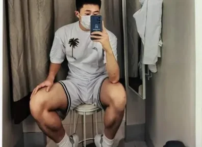 湖北19岁篮球体育生男大，自拍照充满性张力！