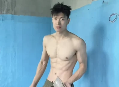 不穿衣服贴砖师傅，现在对装修工人的要求都这么高了？？