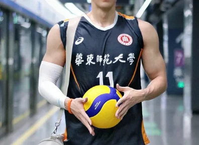 从球场到时尚圈，他的切换之间，穿梭在激情与时尚的交汇处！