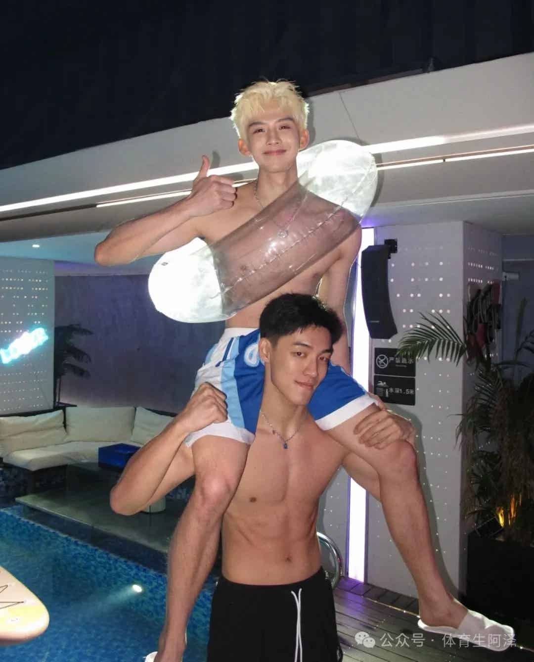 图片[2]-“黑白对撞，禁欲破防！”195黑皮猛男X白皮少年，暧昧拉满！-小蓝短视频