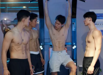 “黑白对撞，禁欲破防！”195黑皮猛男X白皮少年，暧昧拉满！