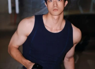 “禁欲西装+少年感肌肉”,这位体育生帅得太过分!