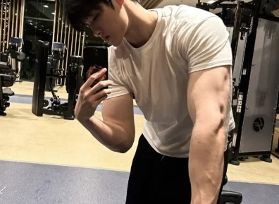 宽肩窄腰195腹肌男大，男女通吃，刚入学就拿下众多学长.....