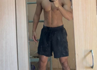 偷拍黑皮体育生室友锻炼，白袜太诱人了！