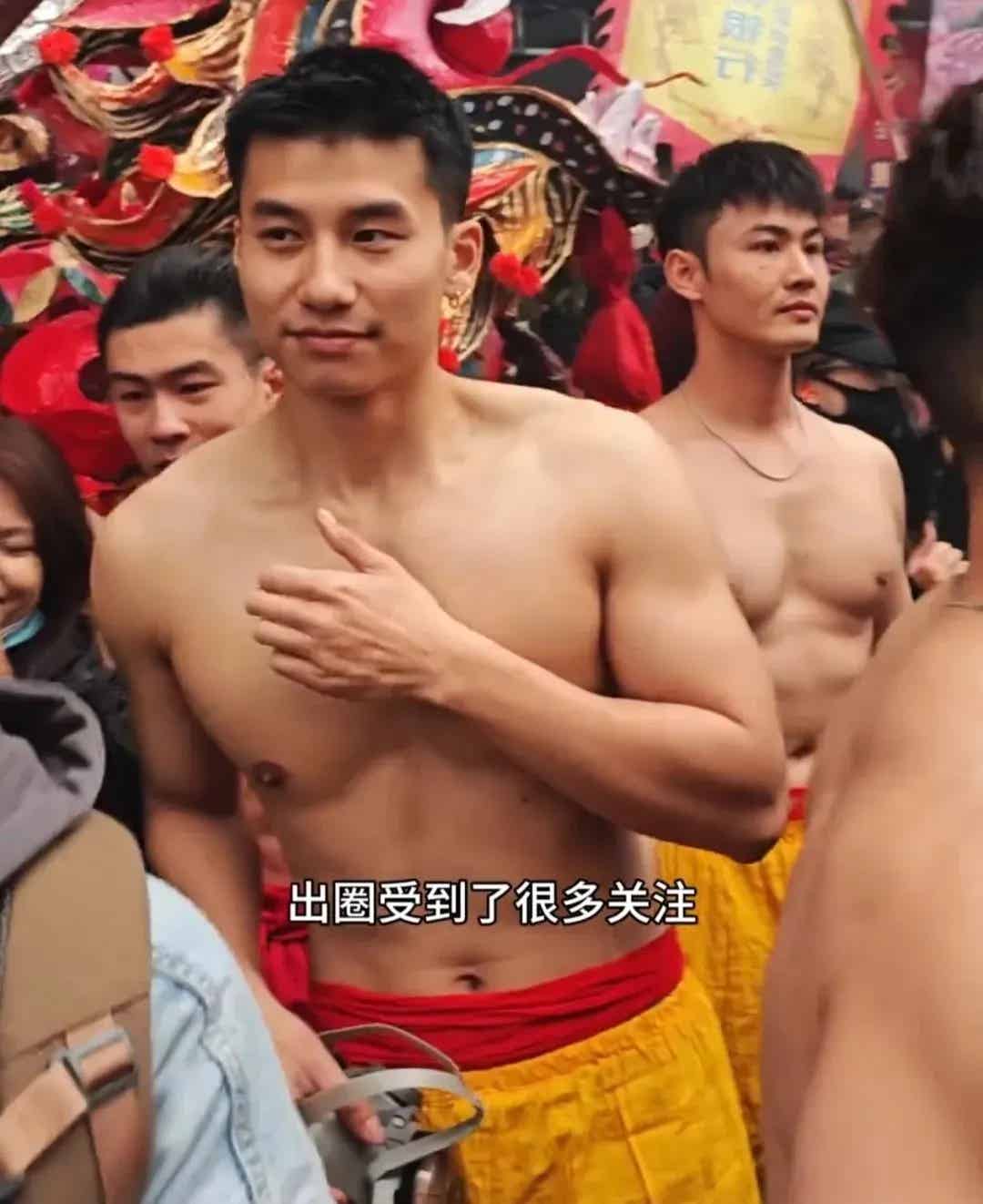图片[3]-宾阳炮龙节的肌肉男们又火了！他是最帅的？-小蓝短视频