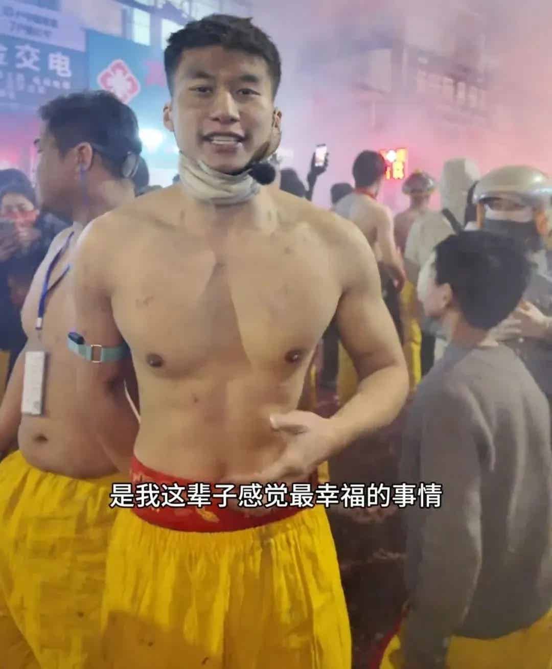 图片[4]-宾阳炮龙节的肌肉男们又火了！他是最帅的？-小蓝短视频