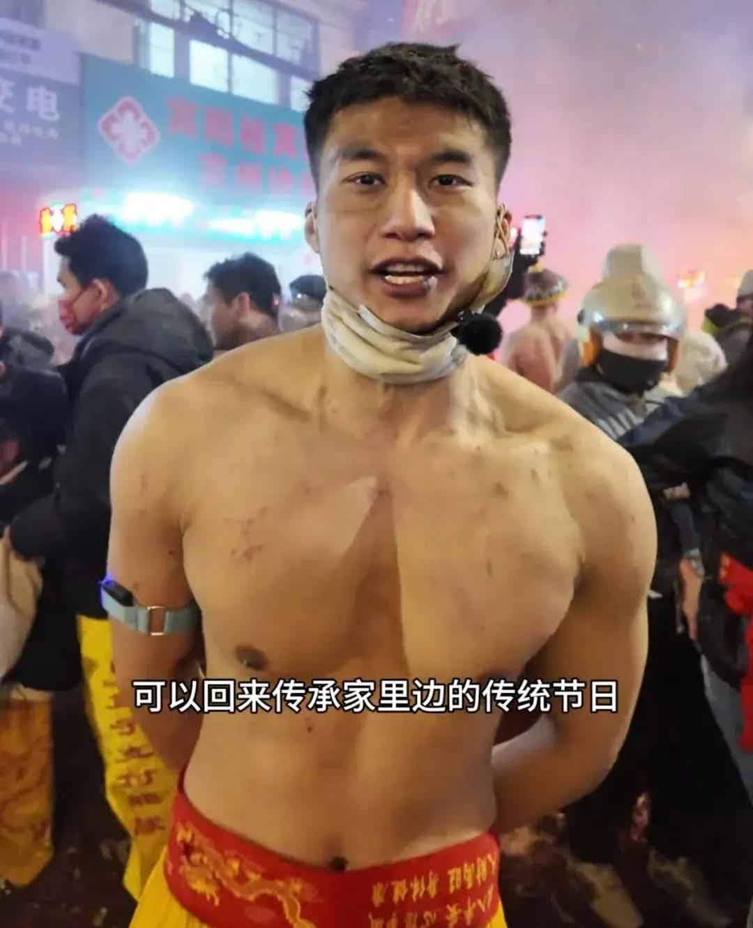 图片[5]-宾阳炮龙节的肌肉男们又火了！他是最帅的？-小蓝短视频