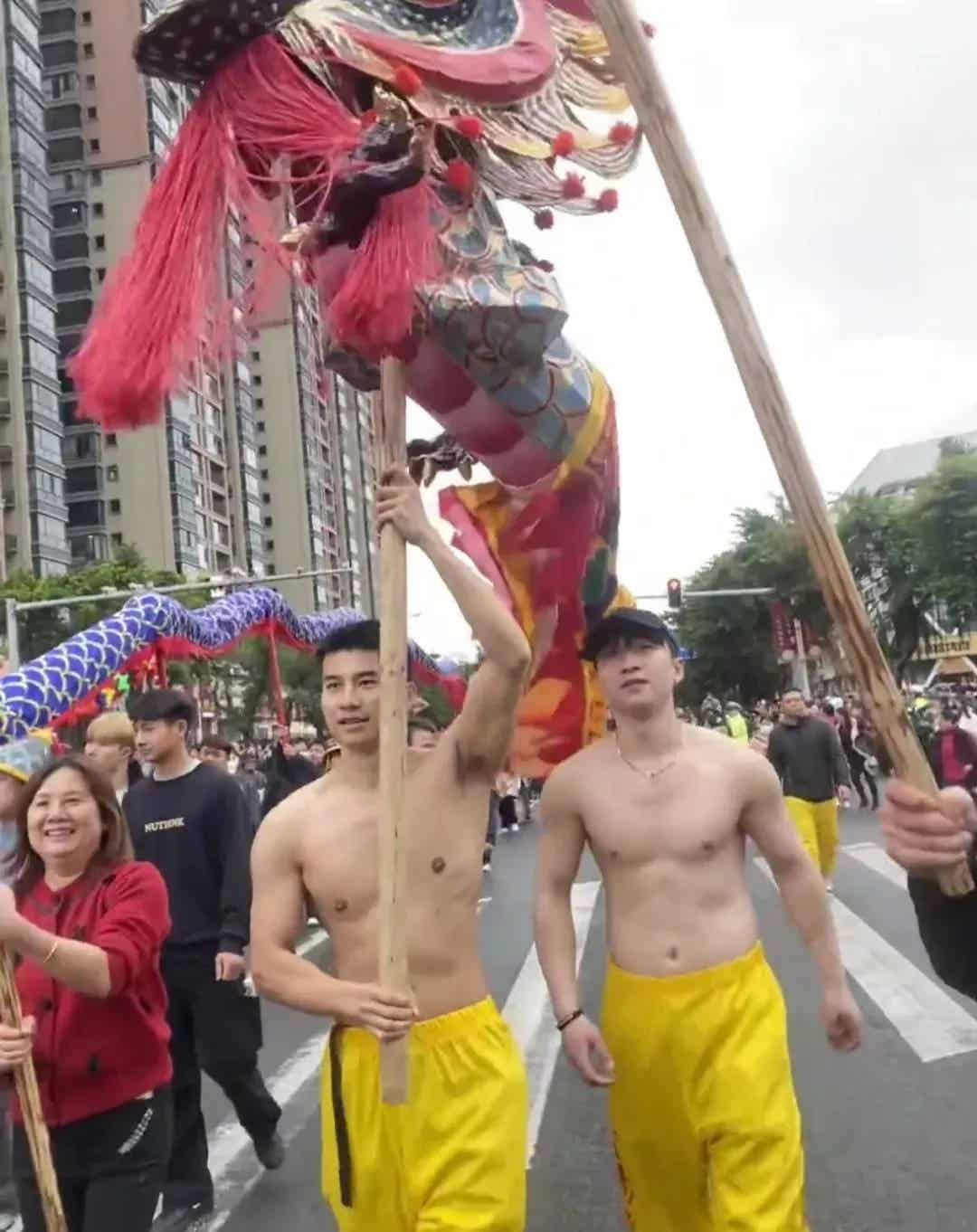图片[7]-宾阳炮龙节的肌肉男们又火了！他是最帅的？-小蓝短视频