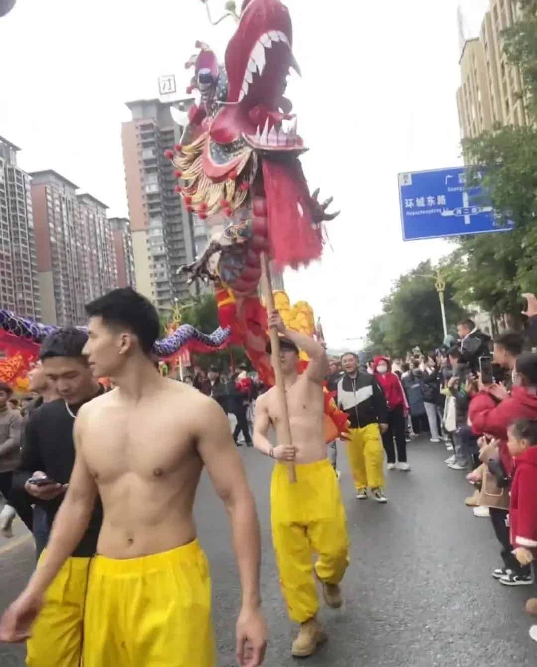 图片[8]-宾阳炮龙节的肌肉男们又火了！他是最帅的？-小蓝短视频