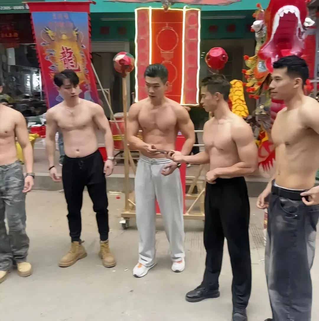 图片[11]-宾阳炮龙节的肌肉男们又火了！他是最帅的？-小蓝短视频
