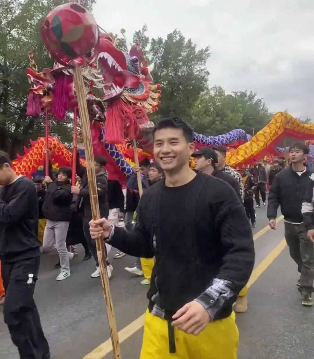 图片[12]-宾阳炮龙节的肌肉男们又火了！他是最帅的？-小蓝短视频