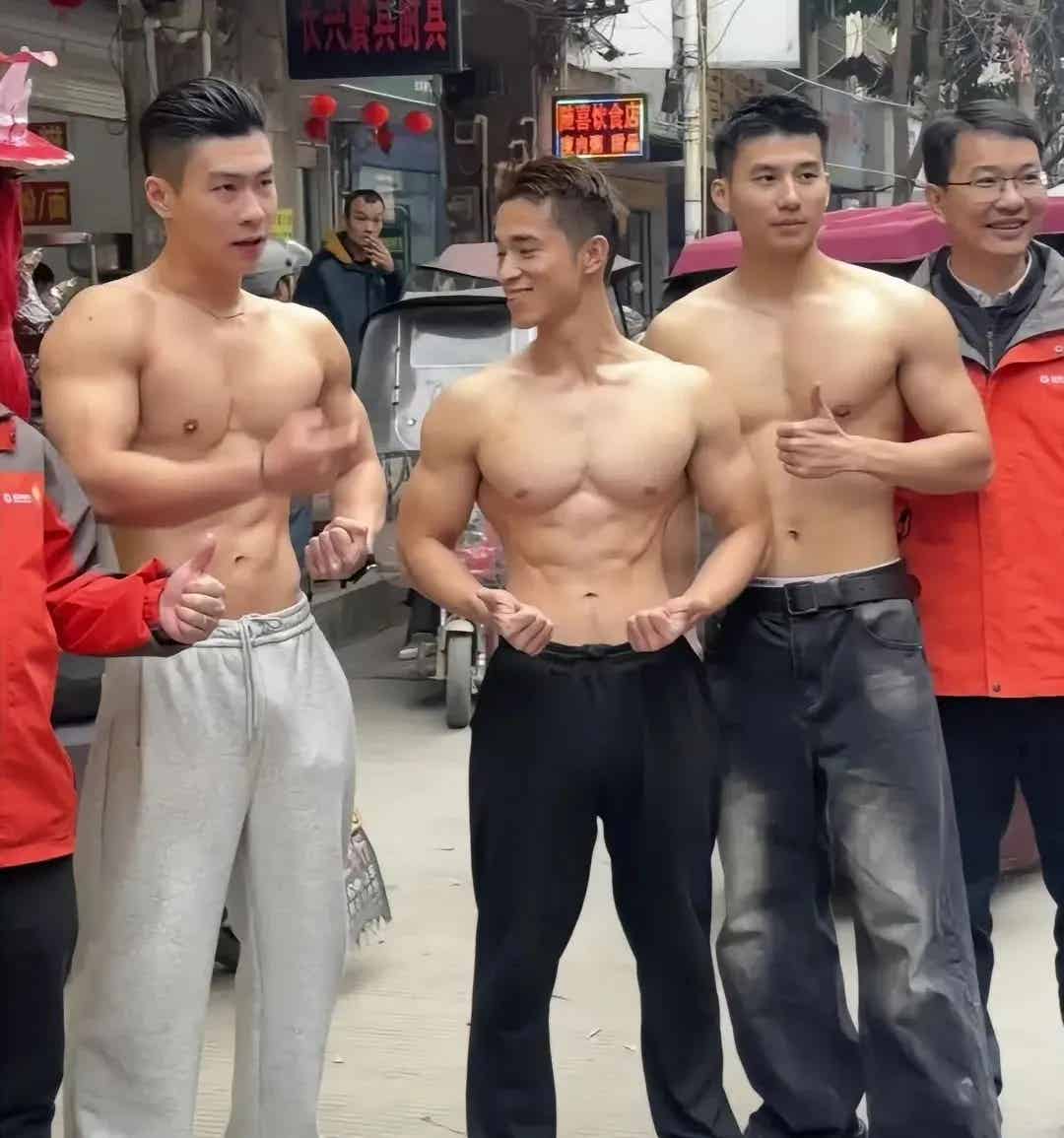 图片[13]-宾阳炮龙节的肌肉男们又火了！他是最帅的？-小蓝短视频
