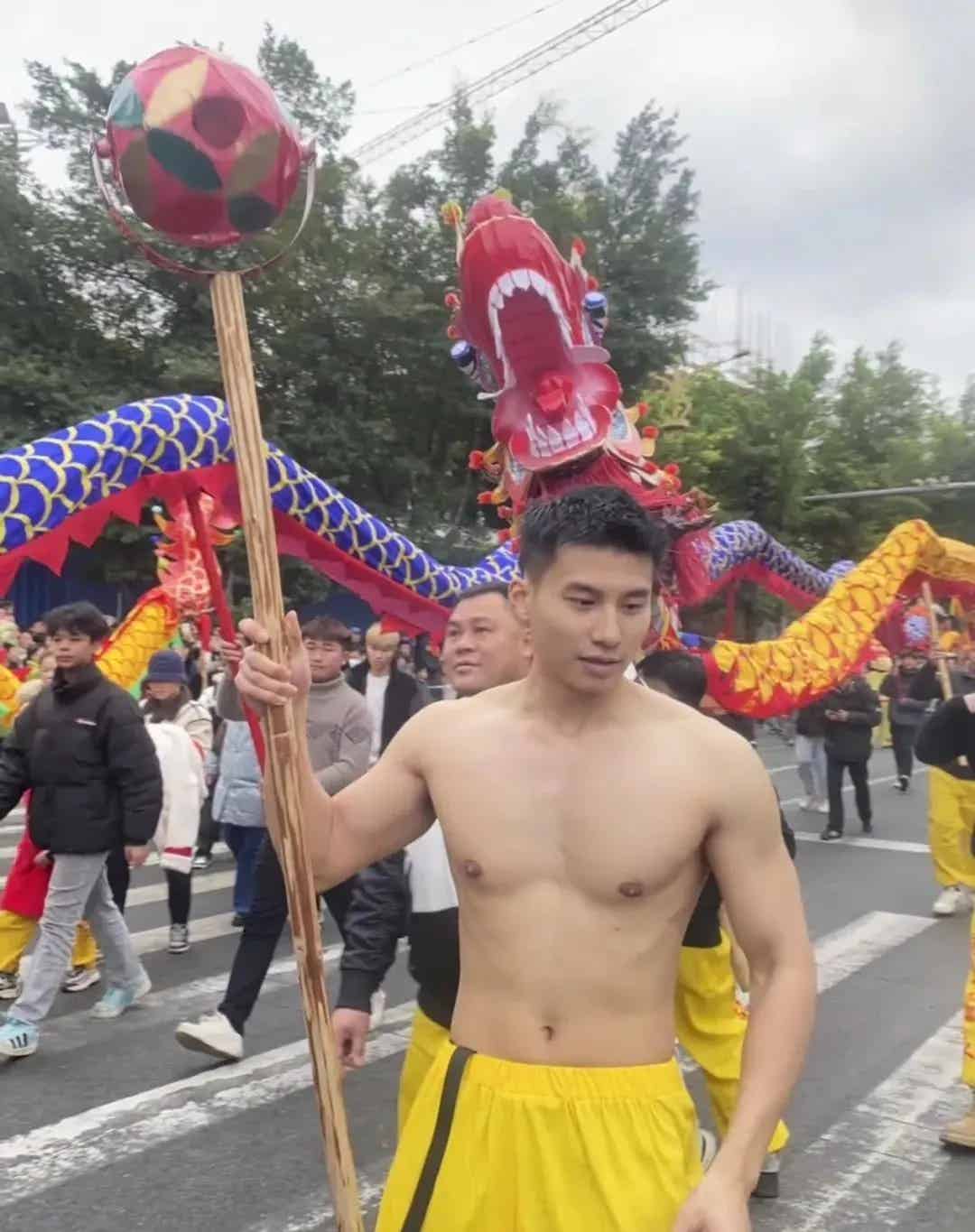 图片[14]-宾阳炮龙节的肌肉男们又火了！他是最帅的？-小蓝短视频