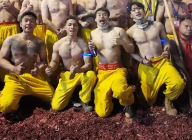 宾阳炮龙节的肌肉男们又火了!他是最帅的?