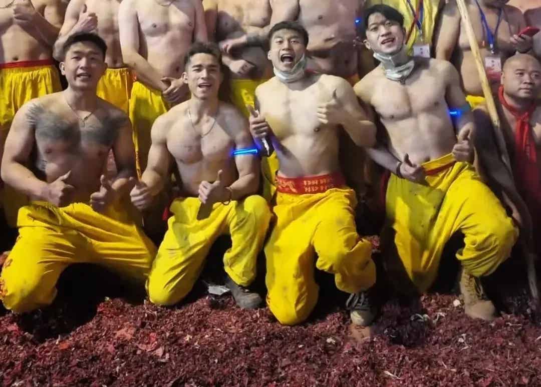 宾阳炮龙节的肌肉男们又火了!他是最帅的?-小蓝短视频