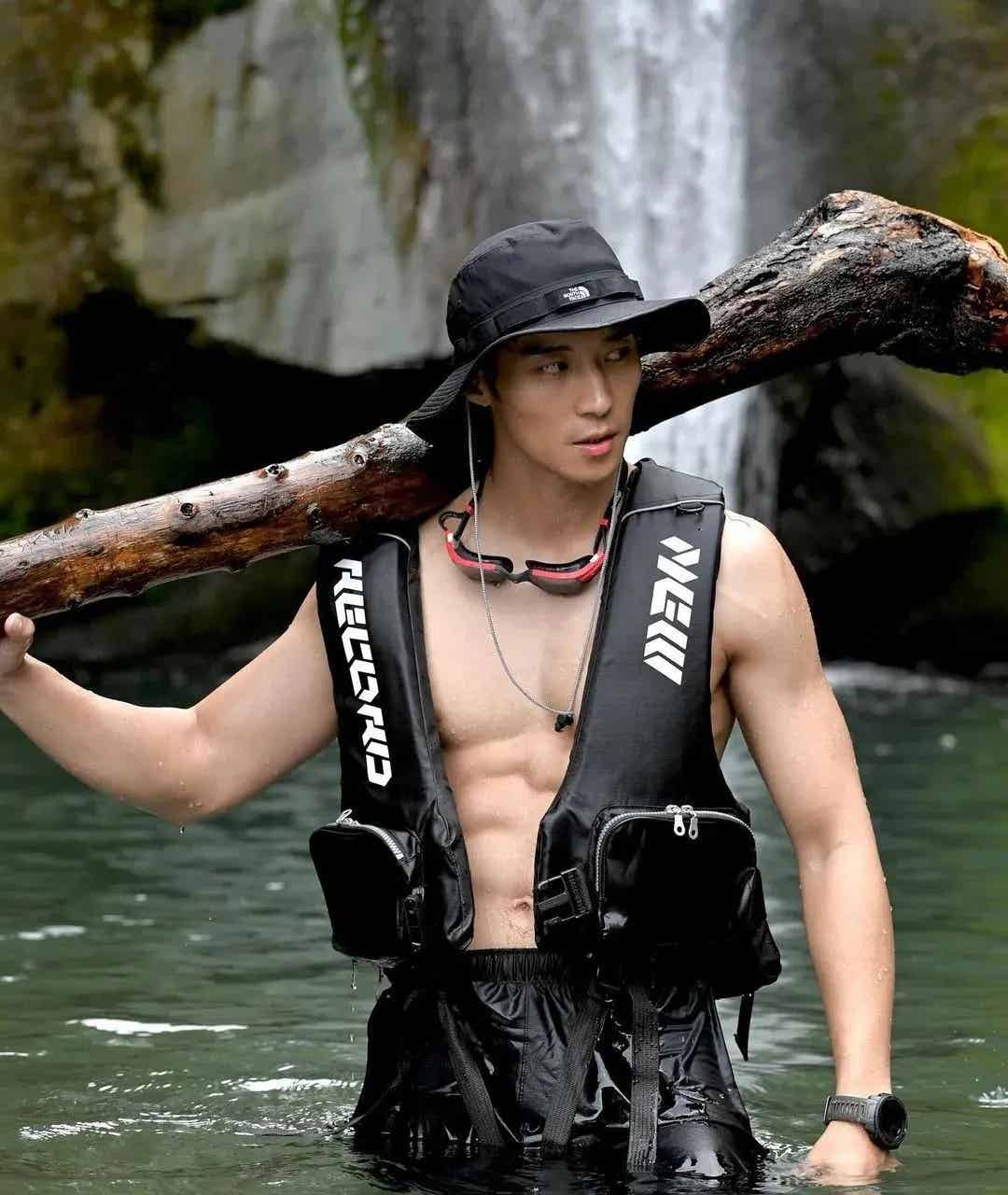 图片[2]-被女记者采访？！鲜肉男星发最新男色写真炒作？-小蓝短视频