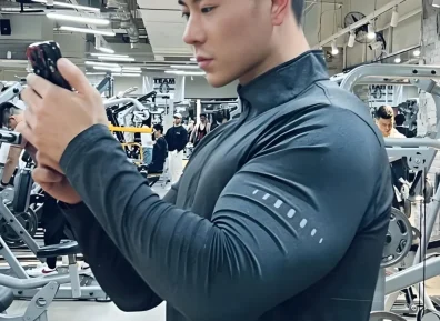 建议95后的男生,剪这3款“露额”发型,清爽利落,阳光帅气!