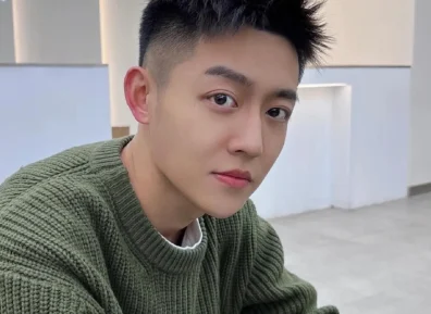 男生“不烫不染”发型也很有型，25年剪这3款造型，越剪越帅气！