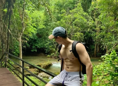 爬山累着的运动男直接下水洗澡，湿透的他太可了！！