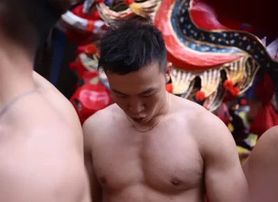 滨阳炮龙节迷彩兵哥被游客上手摸胸肌！想和他们一起放炮！