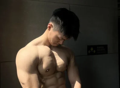 不穿衣服的重庆儿气机车猛男!