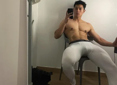 穿灰短裤的野生男自拍照！大长腿垒的太紧太好看啦！