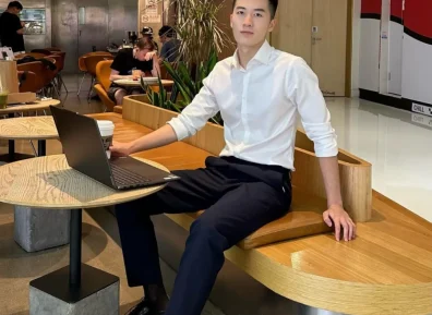 196CM正装长腿男自拍照，？穿CK内裤实力藏不住！