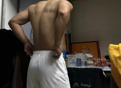 体院寝室里的窜运动裤的黑皮寸头的帅哥。耐力太强大啦！