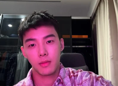 戴眼镜的腹肌男主播：白天卖茶，晚上cos蝙蝠侠？