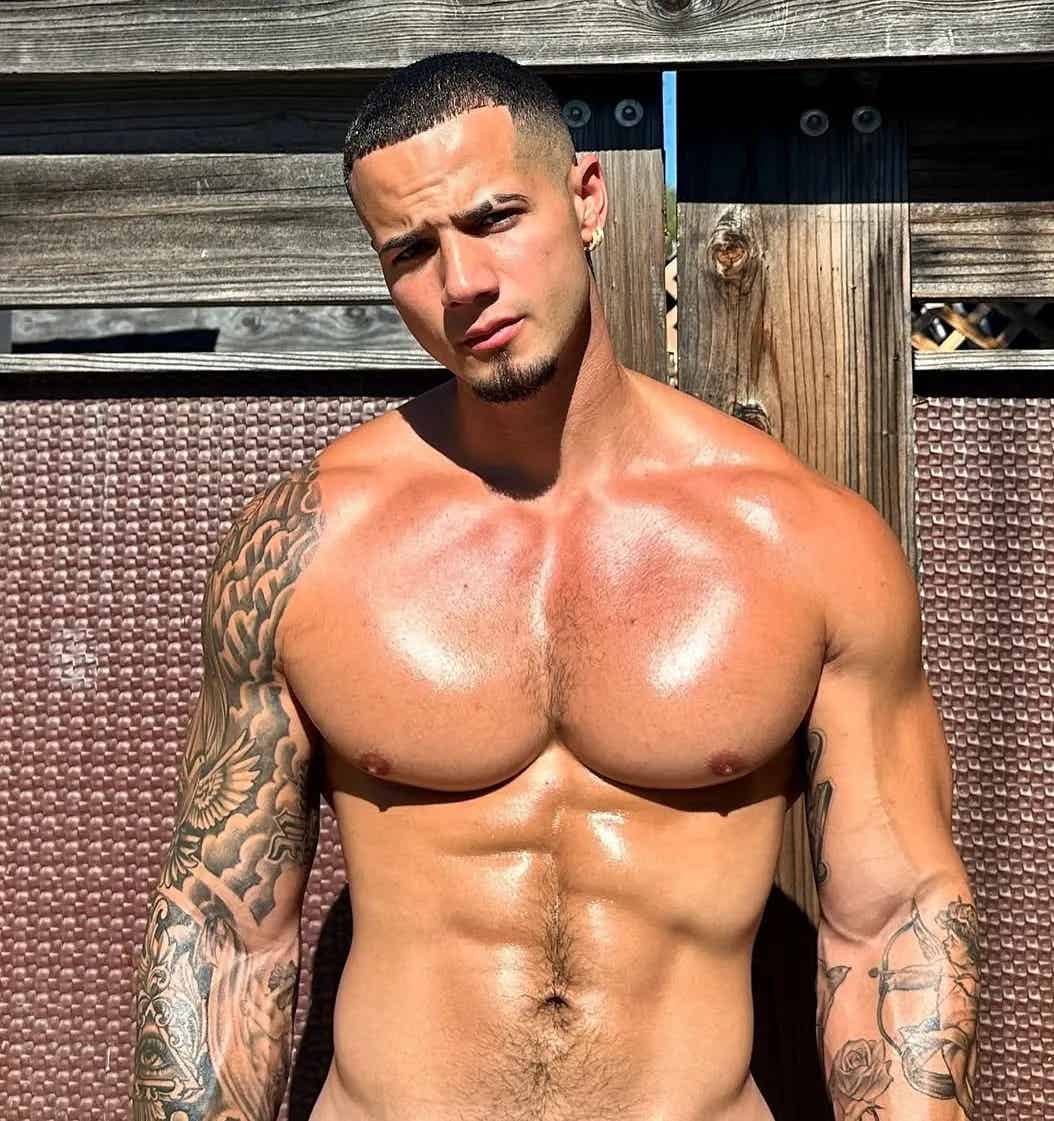 图片[1]-4个胸部经典训练动作，强化胸型轮廓，打造3D胸肌！-小蓝短视频