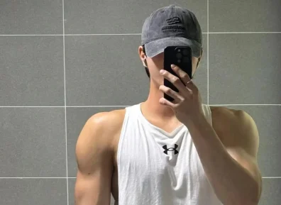 牛逼，195黑皮肌肉体育生，被前男友爆出恋爱期间带别的男人回家.....