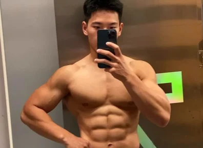 古铜色的皮肤太硬了!完美8块腹肌公狗腰!