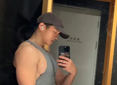 张宏涛首次尝试短发写真，肌肉清爽帅气完全天菜