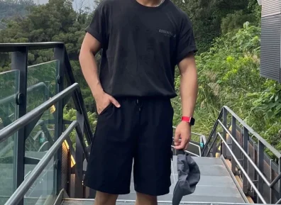 体能室遇到的体育寸头小哥，胸肌长的真好看