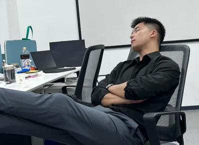 教英语的正装老师翘臀私照扒到，山东大汉子真大！！