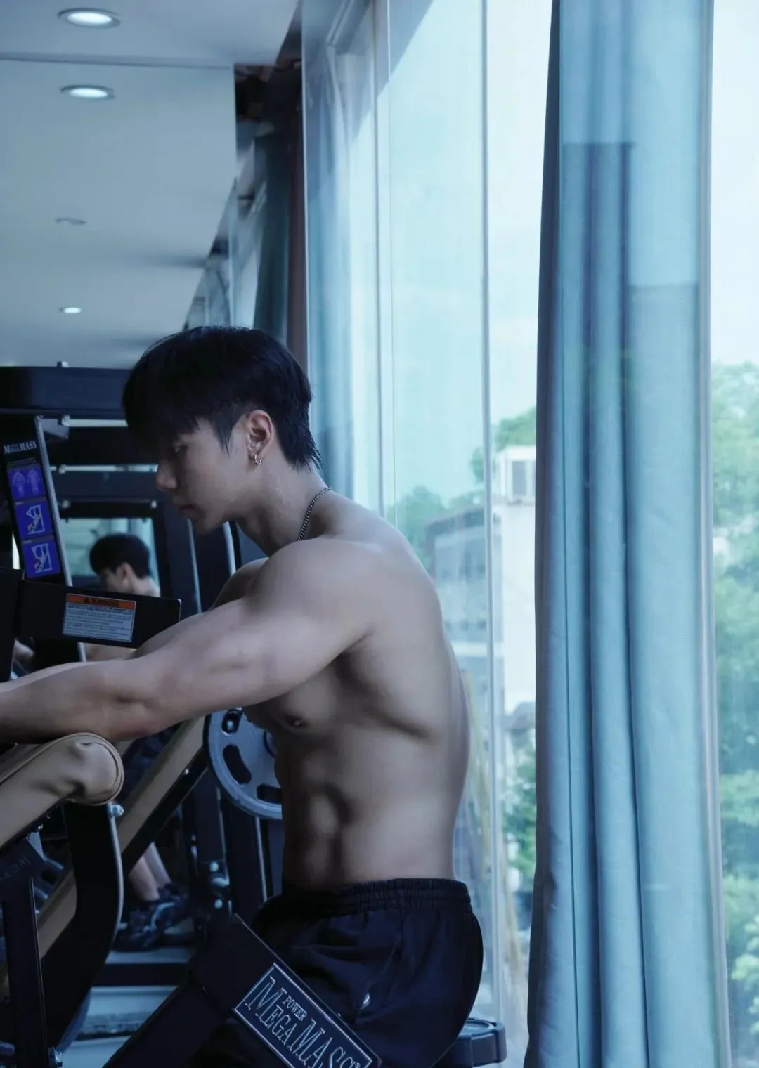 图片[1]-182cm巧克力腹肌男菩萨，超会拍照！-小蓝短视频