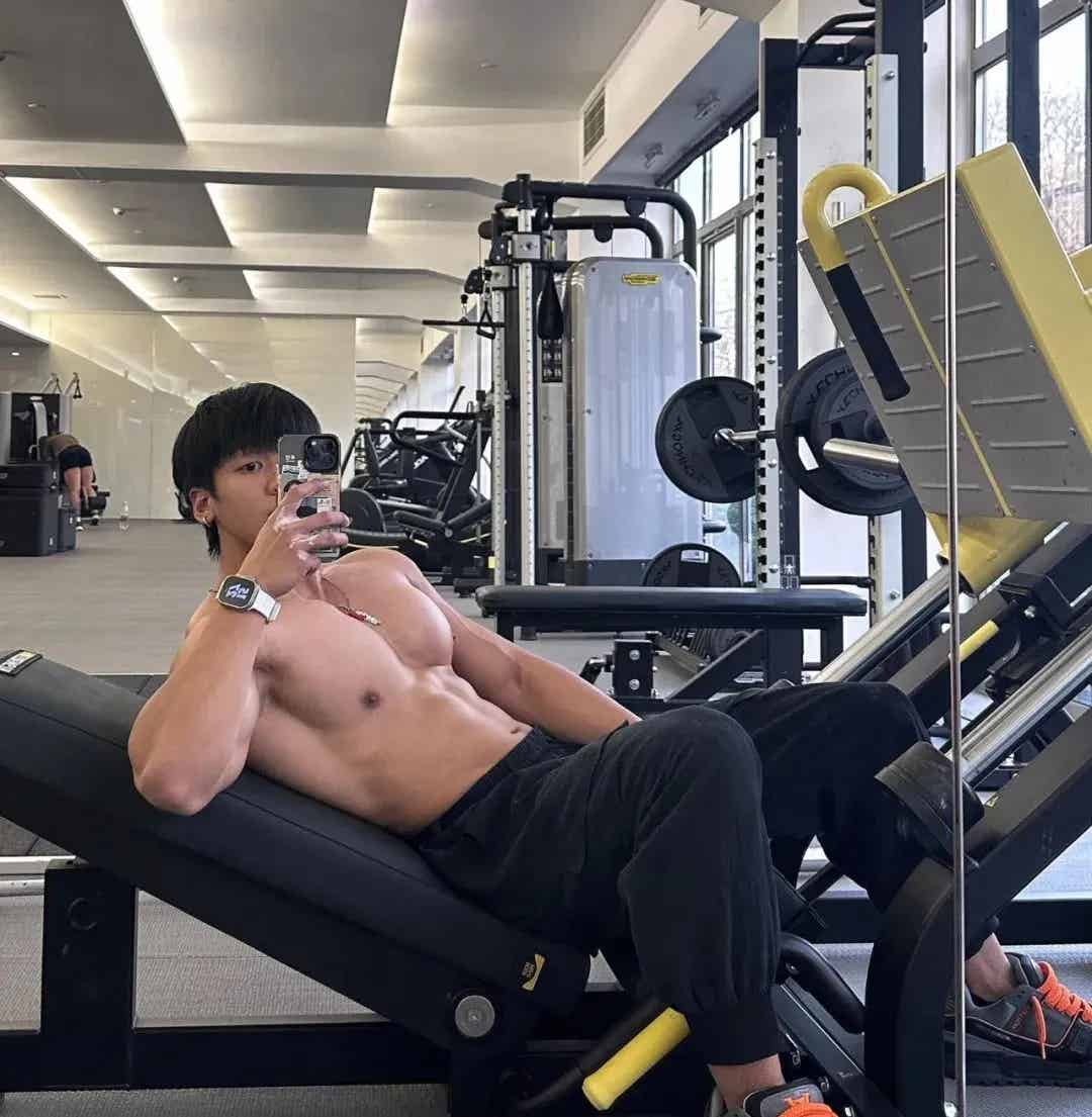 图片[3]-182cm巧克力腹肌男菩萨，超会拍照！-小蓝短视频