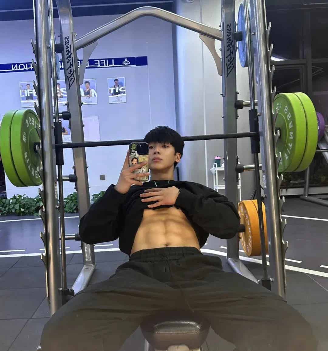 图片[4]-182cm巧克力腹肌男菩萨，超会拍照！-小蓝短视频