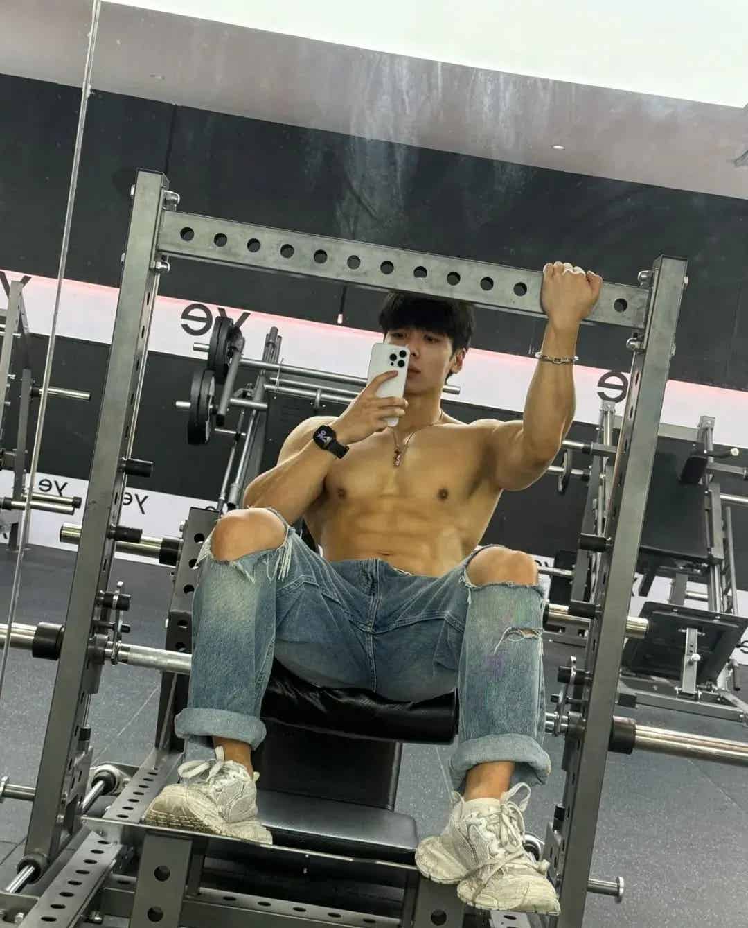 图片[7]-182cm巧克力腹肌男菩萨，超会拍照！-小蓝短视频