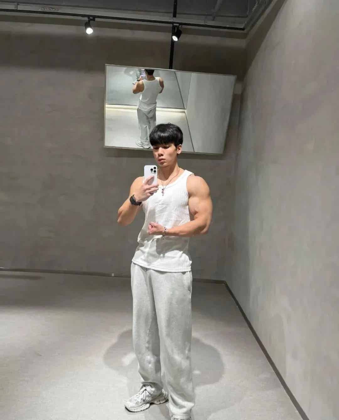 图片[9]-182cm巧克力腹肌男菩萨，超会拍照！-小蓝短视频