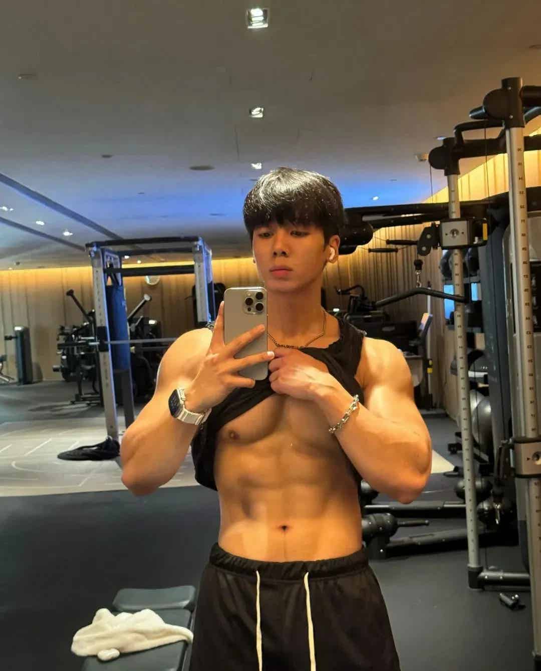 图片[12]-182cm巧克力腹肌男菩萨，超会拍照！-小蓝短视频