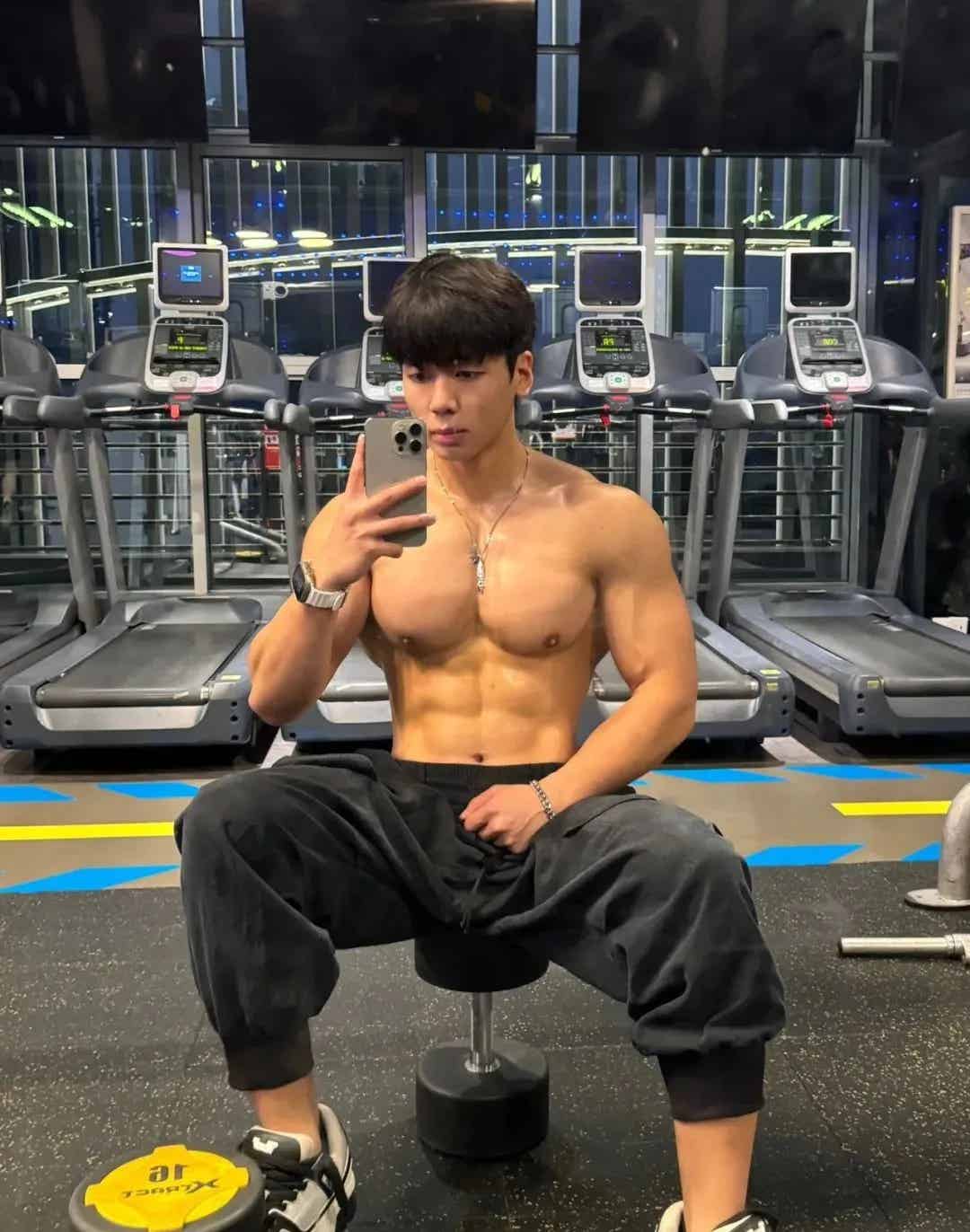 图片[15]-182cm巧克力腹肌男菩萨，超会拍照！-小蓝短视频